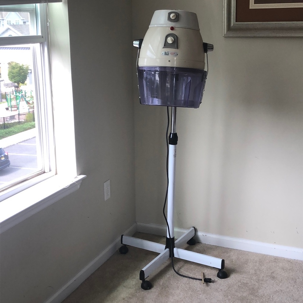 Standing blow dryer